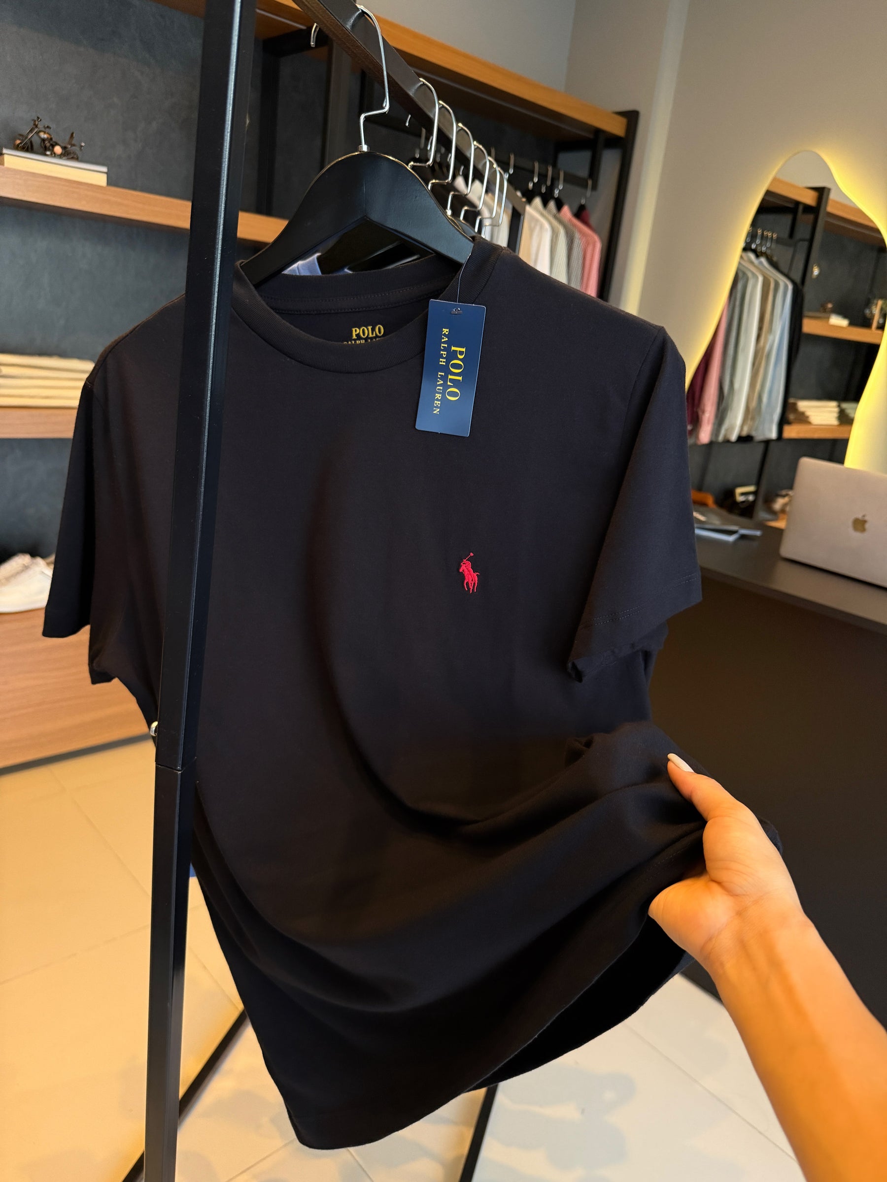 Camiseta Ralph. Básica Preta Logo Vermelho