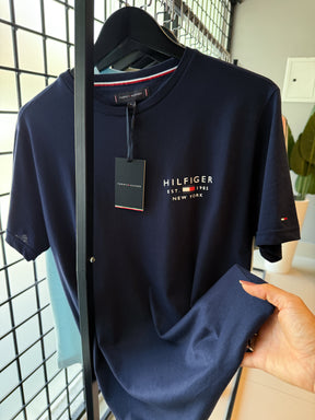 Camiseta Tommy H. Escrita Peito Marinho