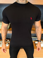 Camiseta Ralph. Básica Preta Logo Vermelho