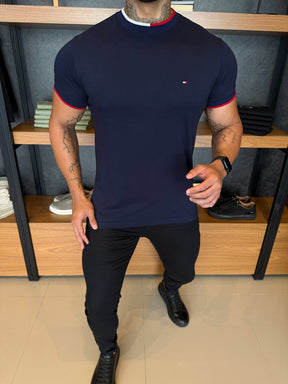 Camiseta Tommy H. Detalhe Gola Marinho