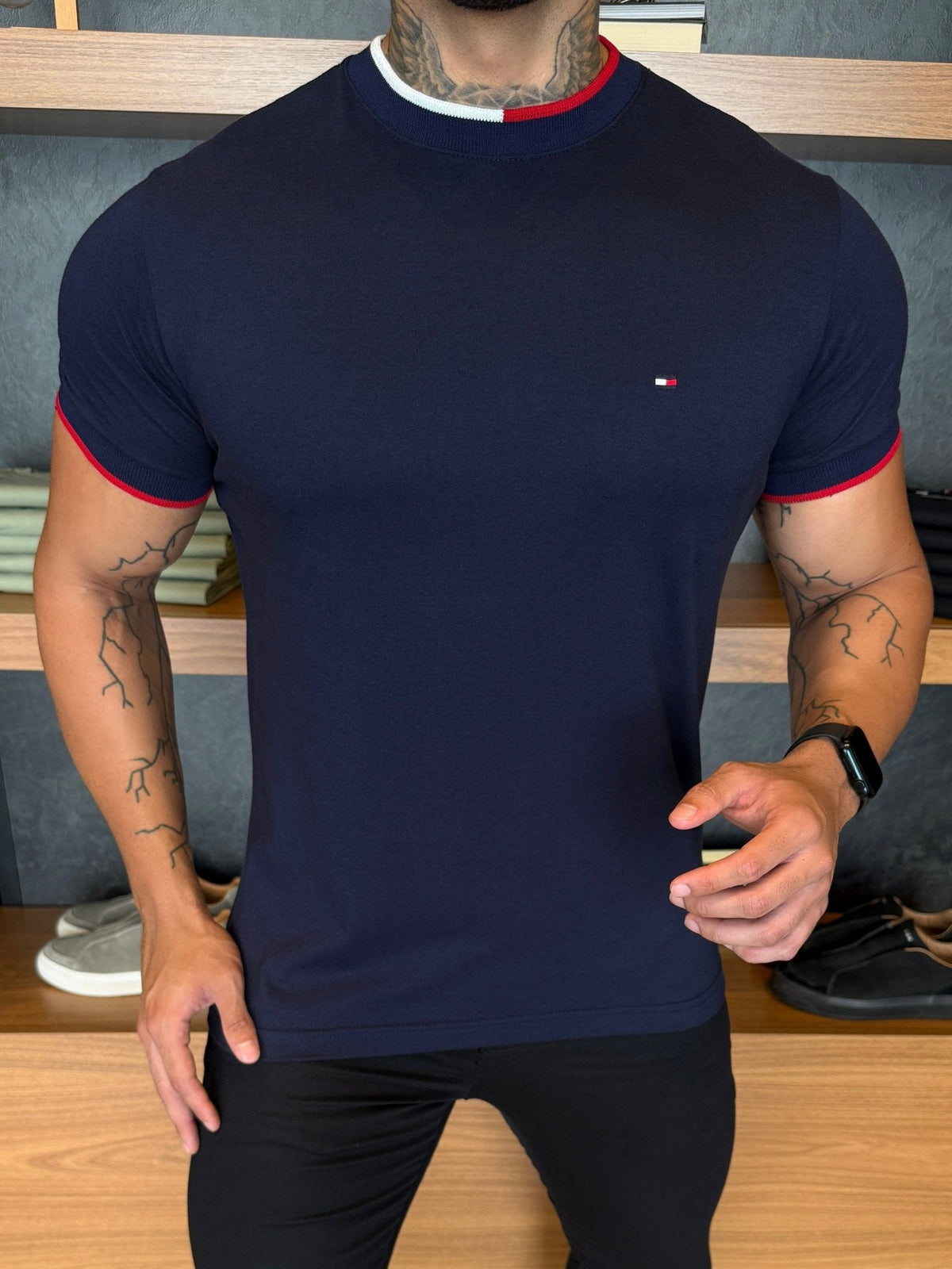 Camiseta Tommy H. Detalhe Gola Marinho