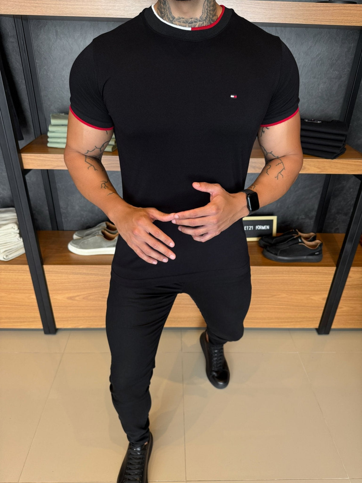 Camiseta Tommy H. Detalhe Gola Preta